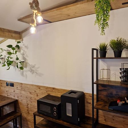 Two-Bedroom Cosy Country Lodge With Private Patio Greenhithe Buitenkant foto