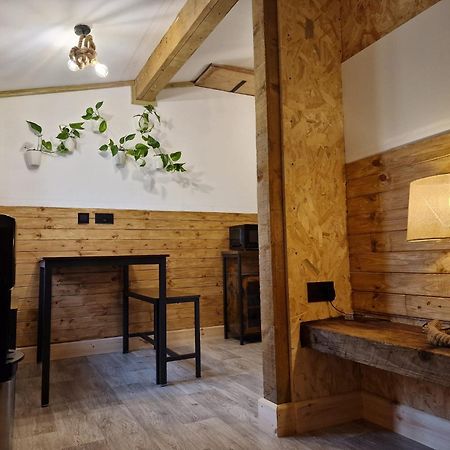 Two-Bedroom Cosy Country Lodge With Private Patio Greenhithe Buitenkant foto