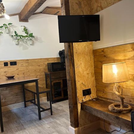 Two-Bedroom Cosy Country Lodge With Private Patio Greenhithe Buitenkant foto