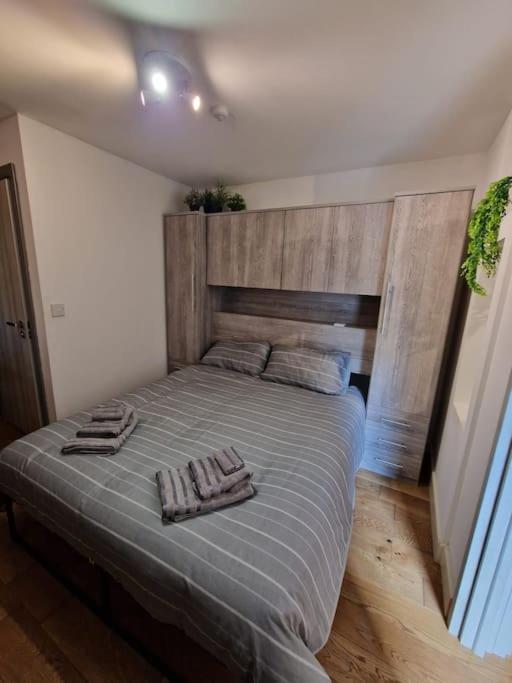 Two-Bedroom Cosy Country Lodge With Private Patio Greenhithe Buitenkant foto