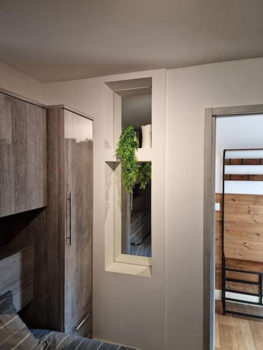 Two-Bedroom Cosy Country Lodge With Private Patio Greenhithe Buitenkant foto