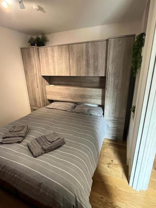 Two-Bedroom Cosy Country Lodge With Private Patio Greenhithe Buitenkant foto