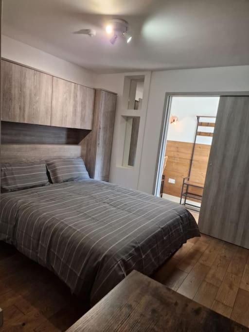 Two-Bedroom Cosy Country Lodge With Private Patio Greenhithe Buitenkant foto