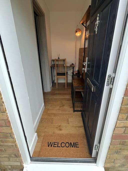 Two-Bedroom Cosy Country Lodge With Private Patio Greenhithe Buitenkant foto