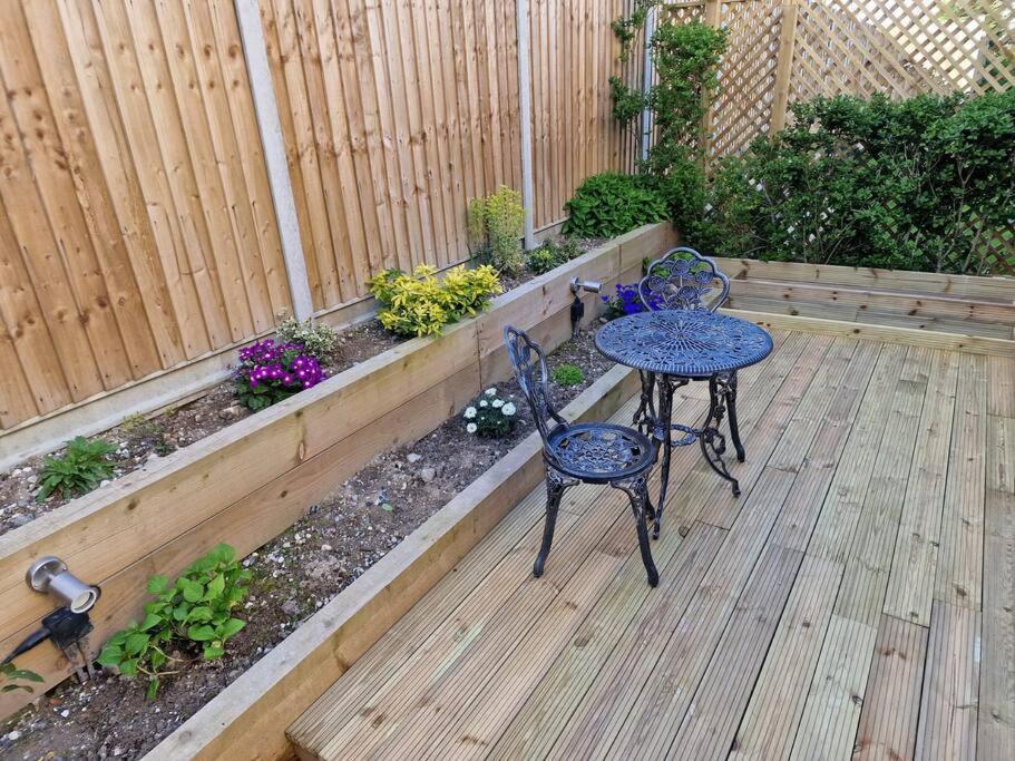 Two-Bedroom Cosy Country Lodge With Private Patio Greenhithe Buitenkant foto