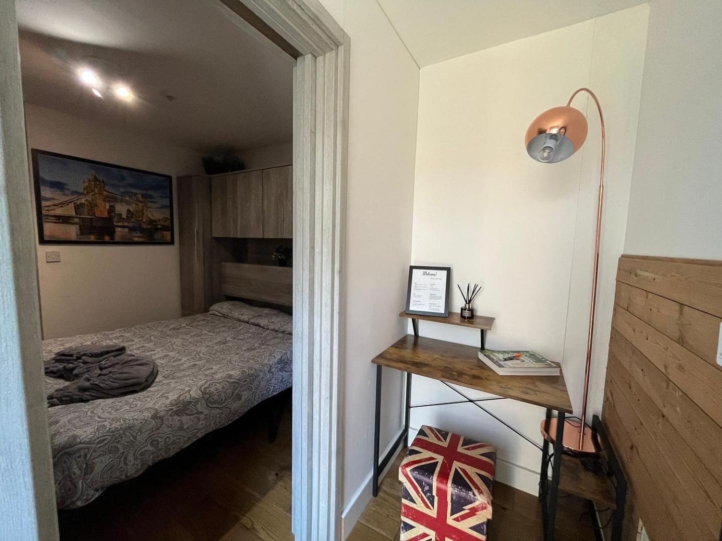 Two-Bedroom Cosy Country Lodge With Private Patio Greenhithe Buitenkant foto