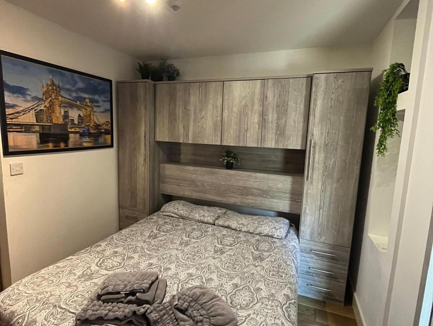 Two-Bedroom Cosy Country Lodge With Private Patio Greenhithe Buitenkant foto