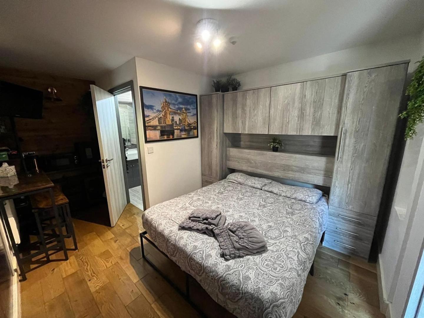 Two-Bedroom Cosy Country Lodge With Private Patio Greenhithe Buitenkant foto