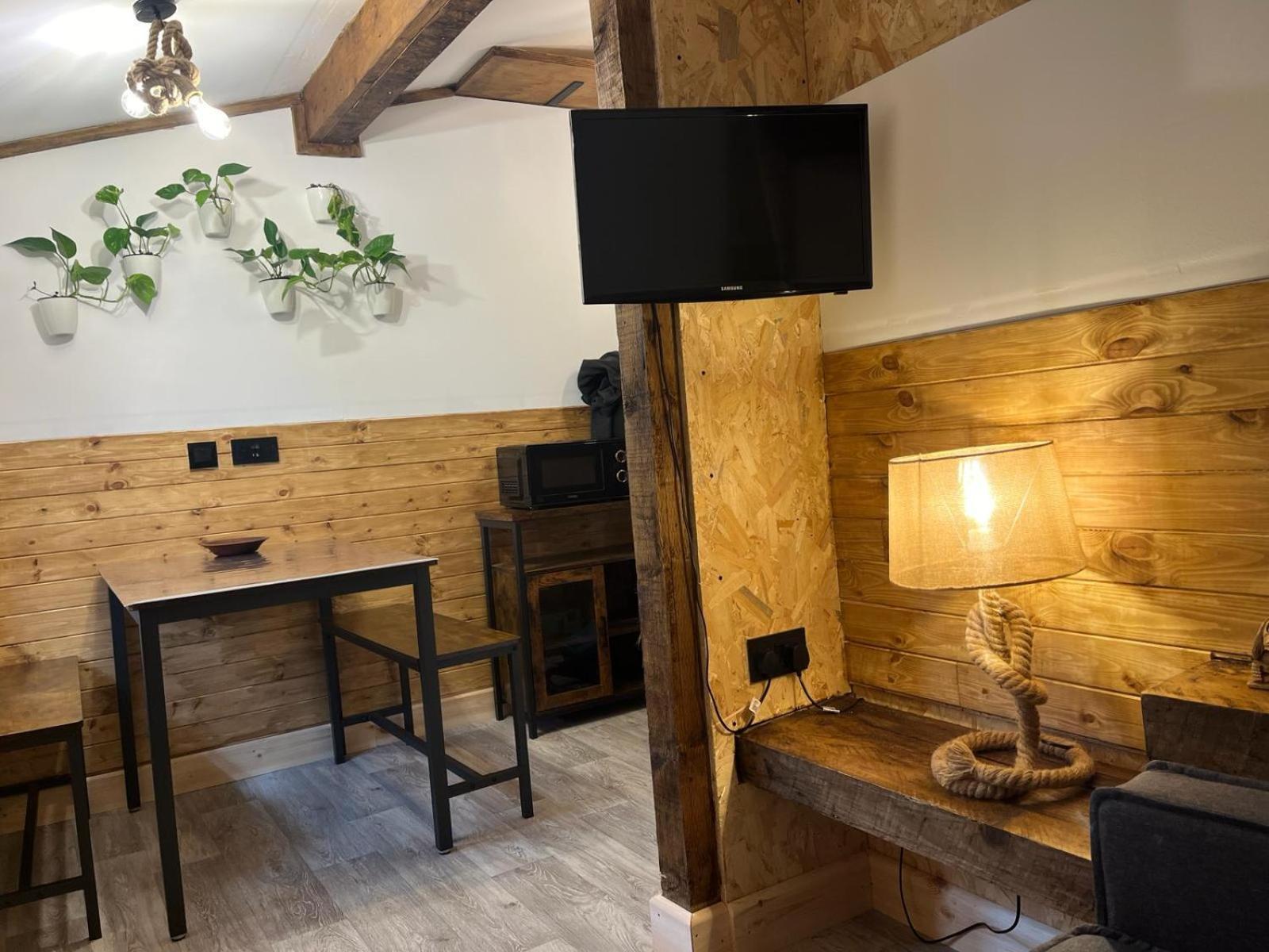 Two-Bedroom Cosy Country Lodge With Private Patio Greenhithe Buitenkant foto