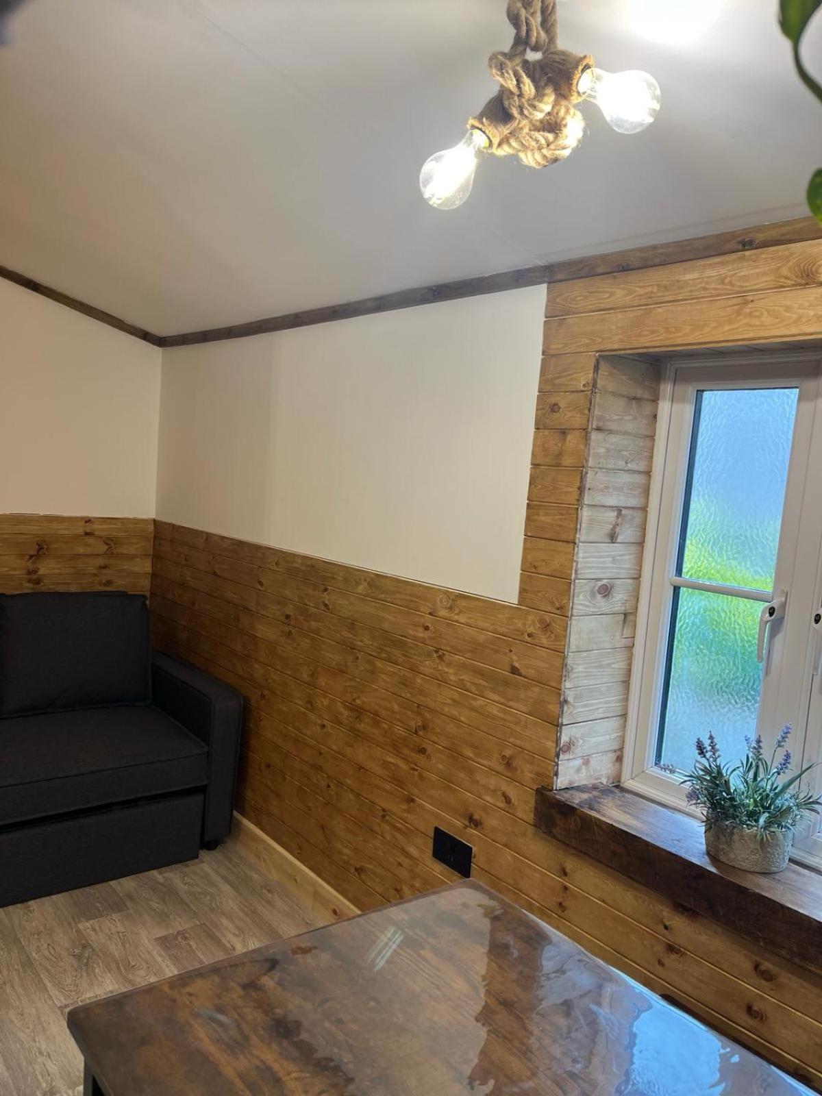 Two-Bedroom Cosy Country Lodge With Private Patio Greenhithe Buitenkant foto