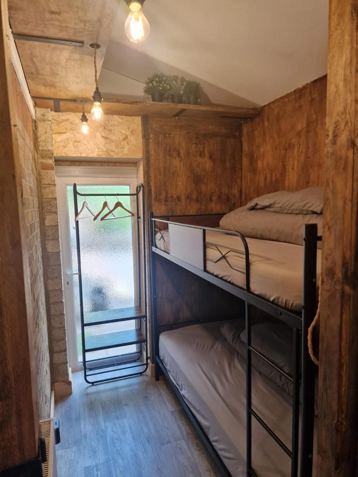 Two-Bedroom Cosy Country Lodge With Private Patio Greenhithe Buitenkant foto